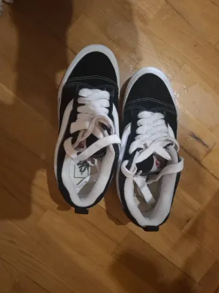 Zapatillas Vans Negras y Blancas Talla 39
