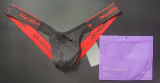 Suspensorio negro con detalles rojos