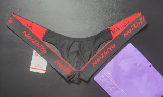 Suspensorio negro con detalles rojos