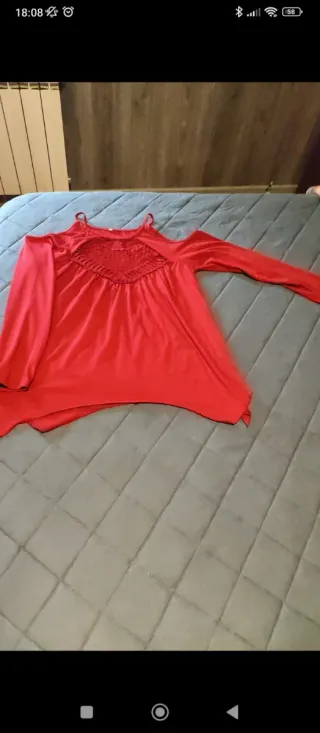 Camiseta roja con tirantes y hombros descubiertos