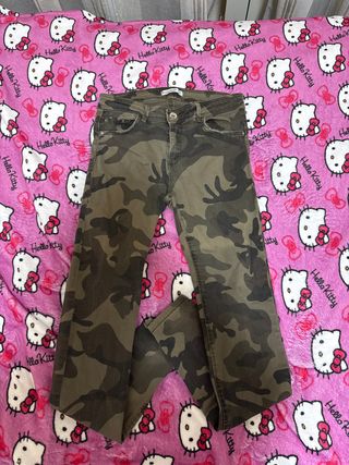 Pantalón pitillo tiro bajo camuflaje