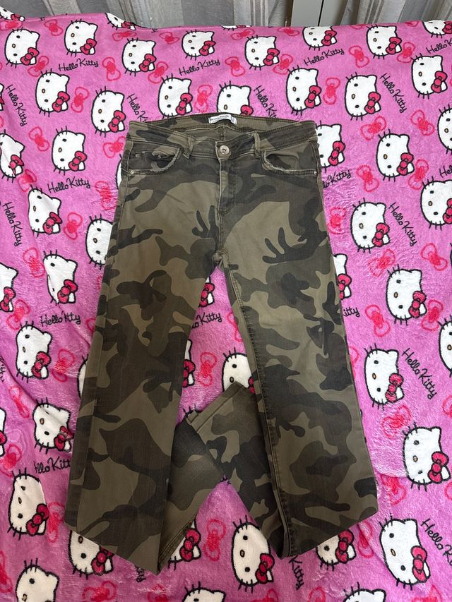 Pantalón pitillo tiro bajo camuflaje