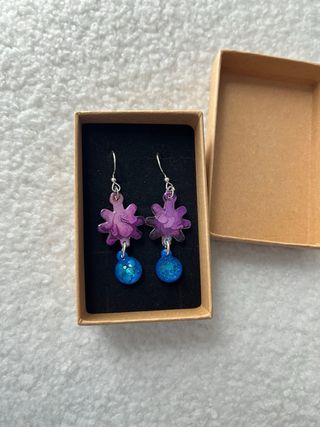 Pendientes azules y morados