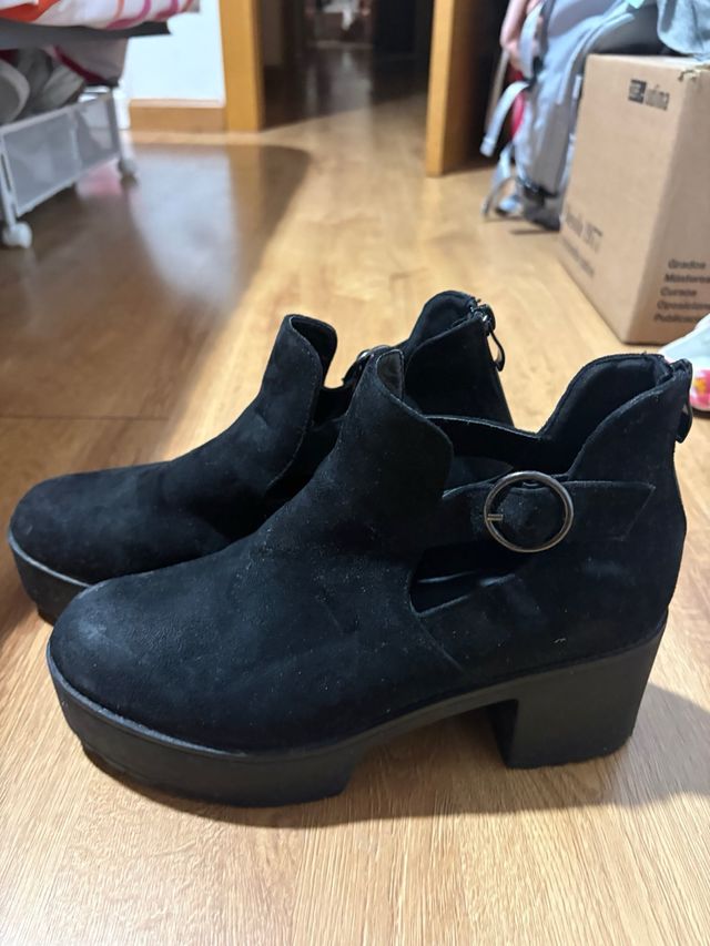 Botines negros con tacón y plataforma