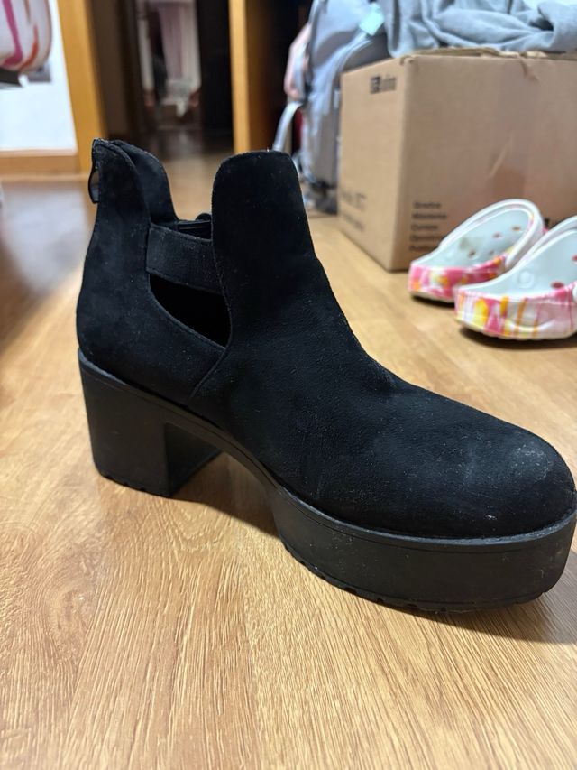 Botines negros con tacón y plataforma