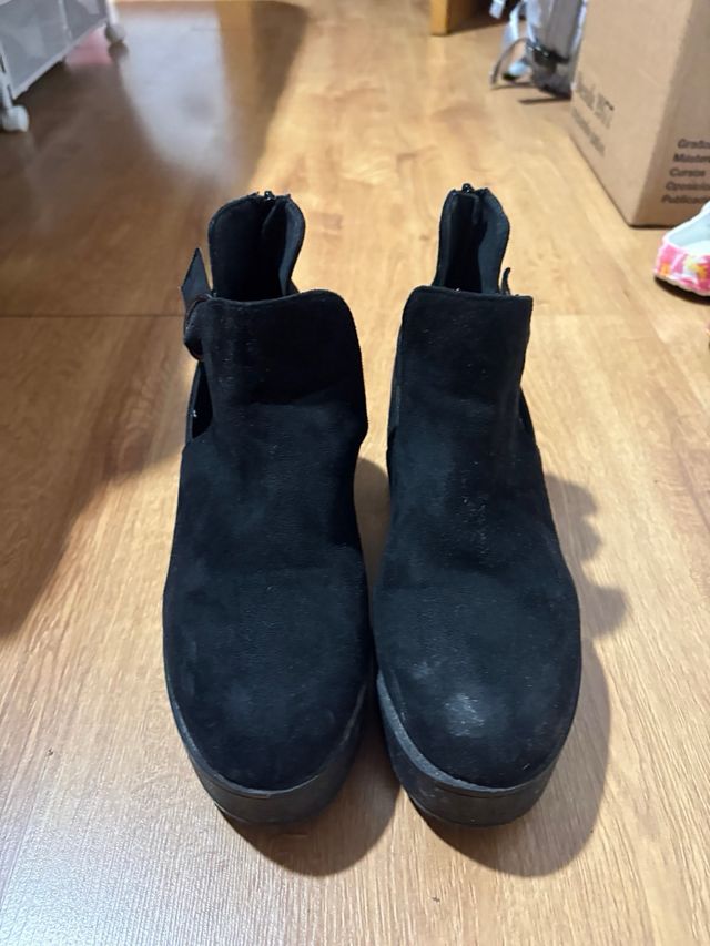 Botines negros con tacón y plataforma