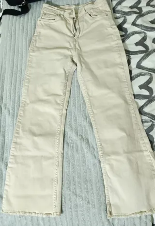 Pantalón vaquero beige acampanado