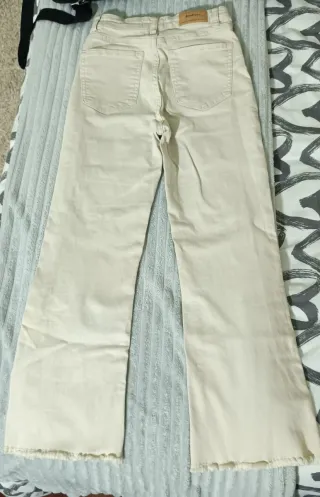 Pantalón vaquero beige acampanado