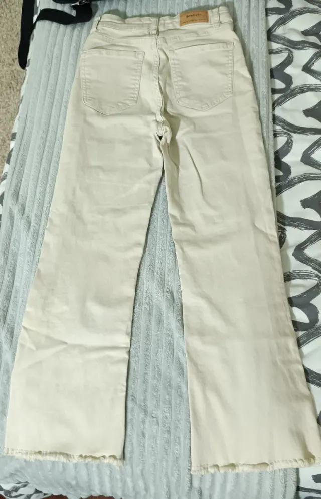 Pantalón vaquero beige acampanado