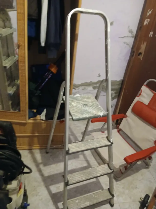 Escalera aluminio 4 peldaños