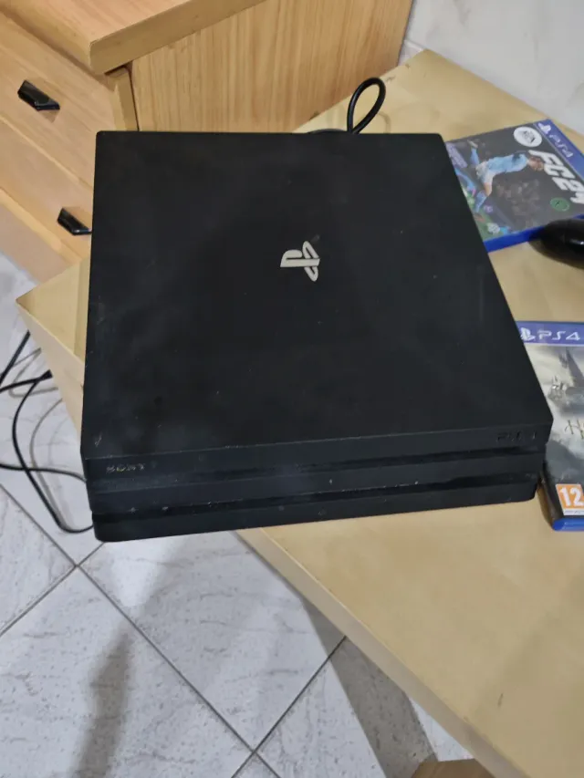 PS4 (PlayStation 4) Negra + Mando + 2 Juegos