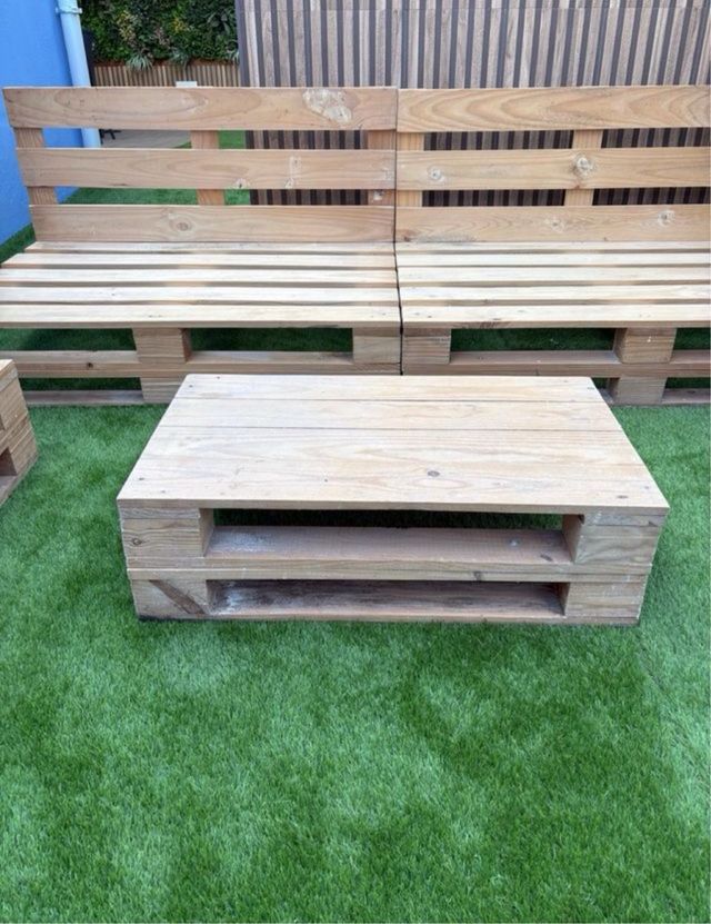 Sofá y mesa de palets y colchones