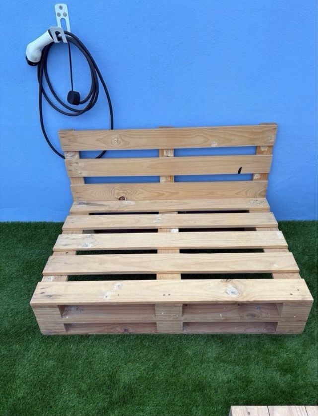 Sofá y mesa de palets y colchones