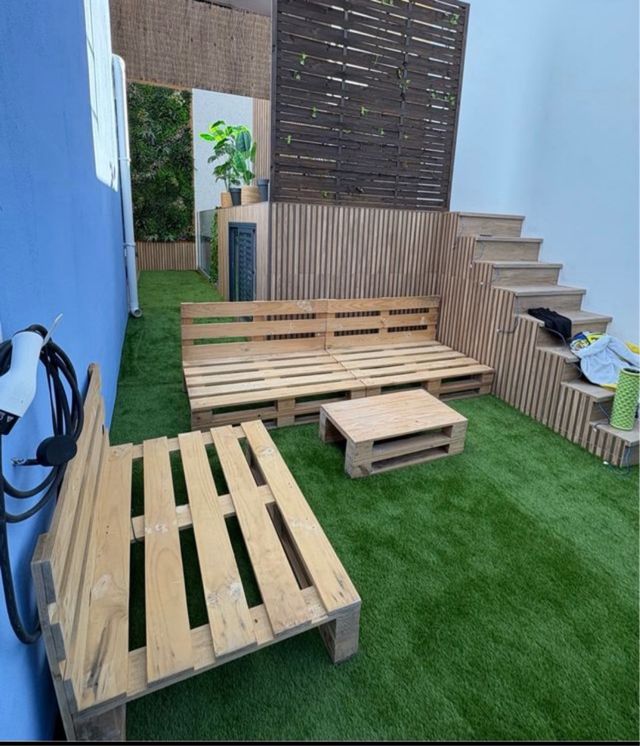 Sofá y mesa de palets y colchones