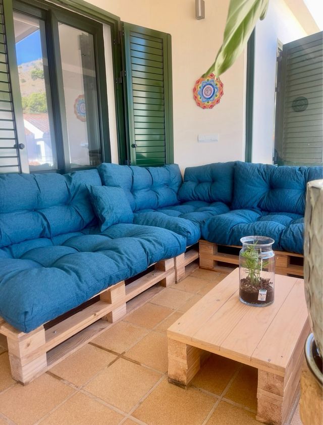 Sofá y mesa de palets y colchones
