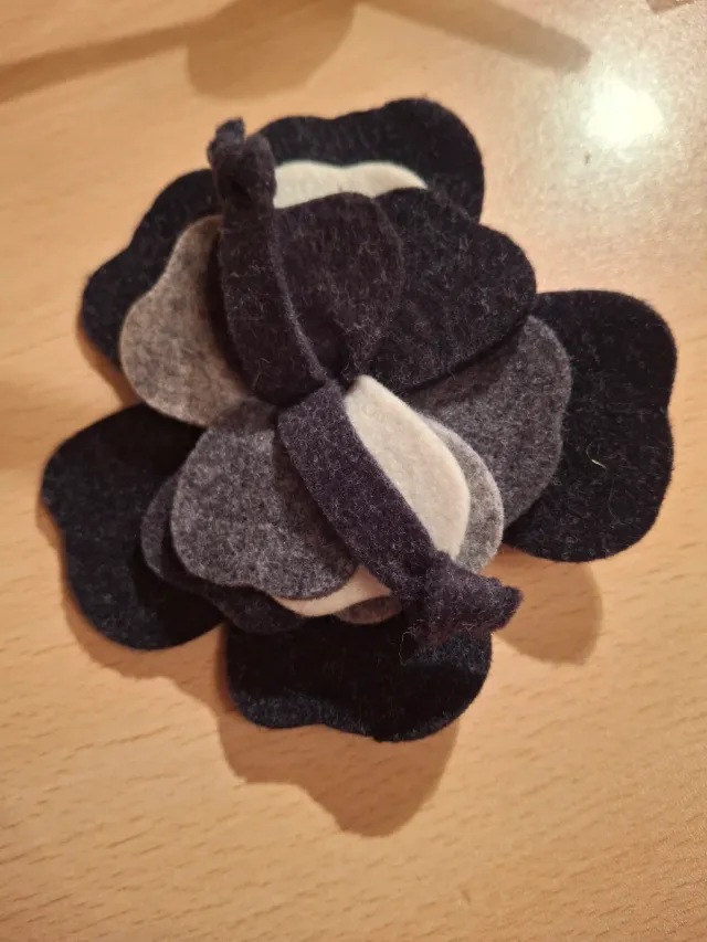 Broche Flor Ropa Negro Gris