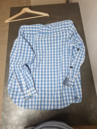 Camisa de cuadros azul y blanca
