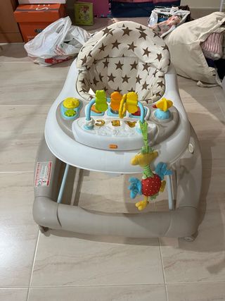 Tacata para bebé con mesa de juegos