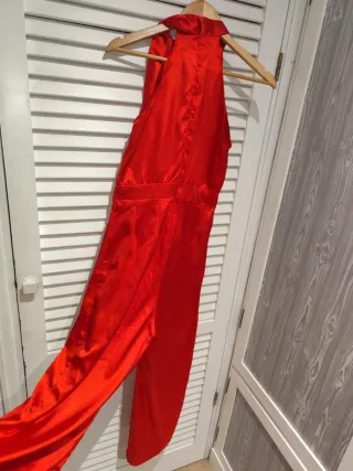 Mono rojo satinado halter