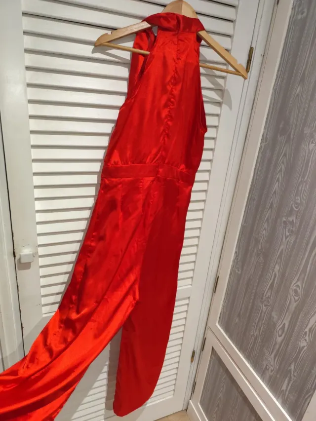 Mono rojo satinado halter