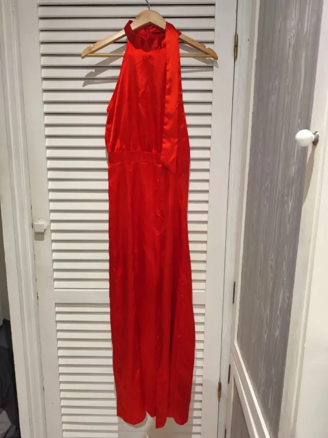 Mono rojo satinado halter