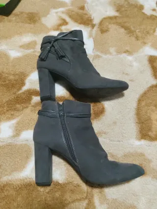 Botas grises (40) Botas negras (41) orma pequeña.