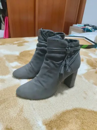 Botas grises (40) Botas negras (41) orma pequeña.