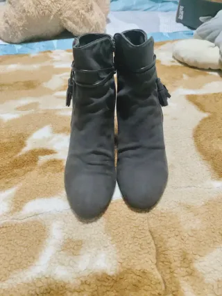 Botas grises (40) Botas negras (41) orma pequeña.