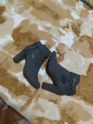 Botas grises (40) Botas negras (41) orma pequeña.