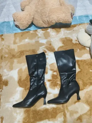 Botas grises (40) Botas negras (41) orma pequeña.