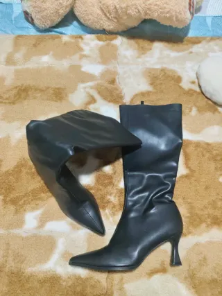 Botas grises (40) Botas negras (41) orma pequeña.