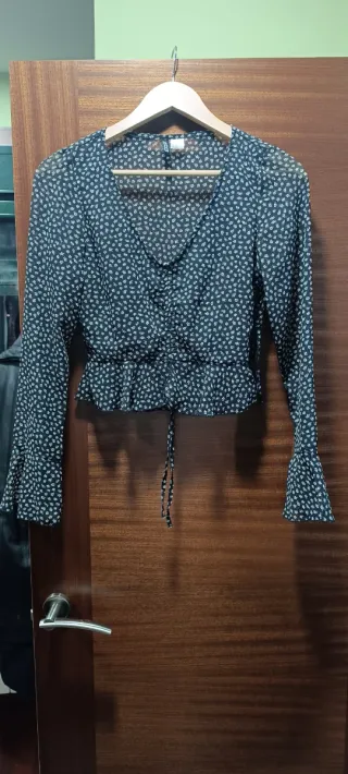 Blusa negra con estampado floral