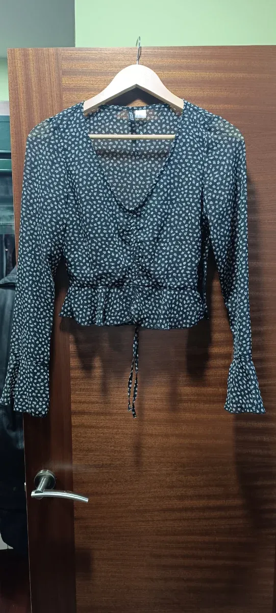 Blusa negra con estampado floral