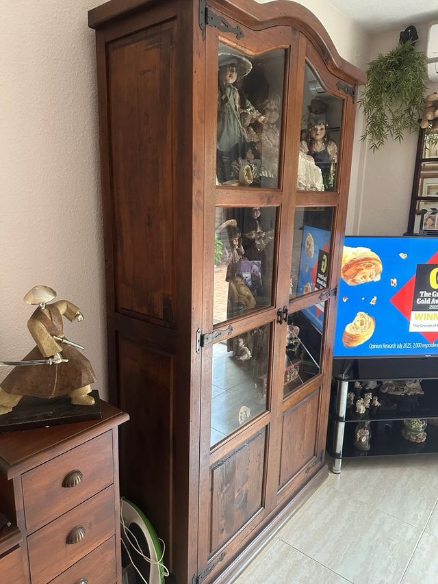 Mueble vitrina madera oscura con puertas de crista