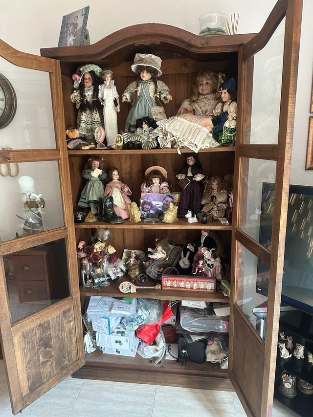 Mueble vitrina madera oscura con puertas de crista