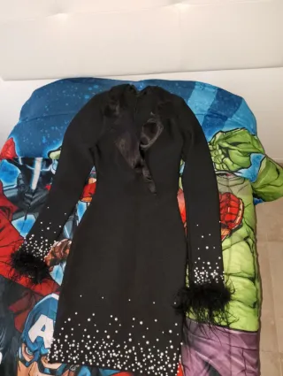 Vestido de vendaje negro con perlita y plumas