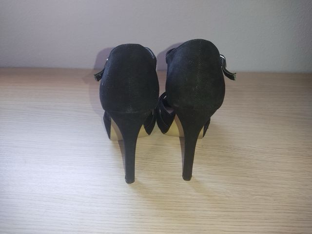 Tacones negros
