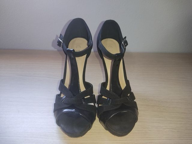 Tacones negros