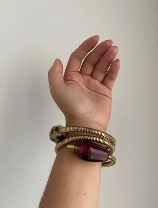 Pulsera Bimba y Lola dorada con detalle rojo