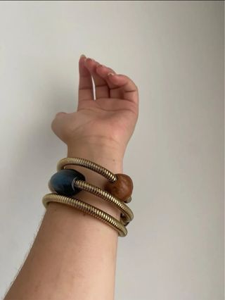 Pulsera Bimba y Lola dorada con detalle rojo