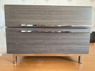 Mesilla de noche madera gris  marca Pi Ferrer