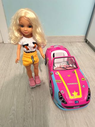 Nancy patinadora con coche rosa