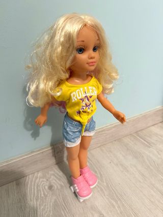 Nancy patinadora con coche rosa