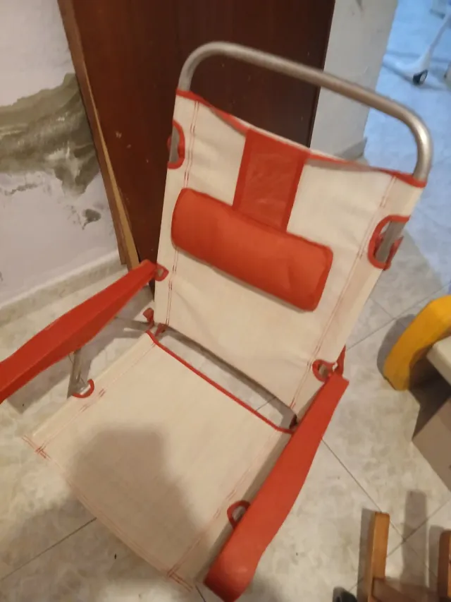 Silla de aluminio reclinable beige y roja
