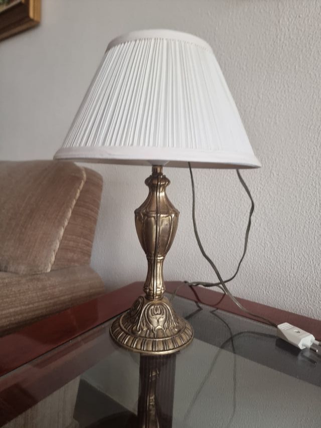 Lampada da tavolo dorata e bianca