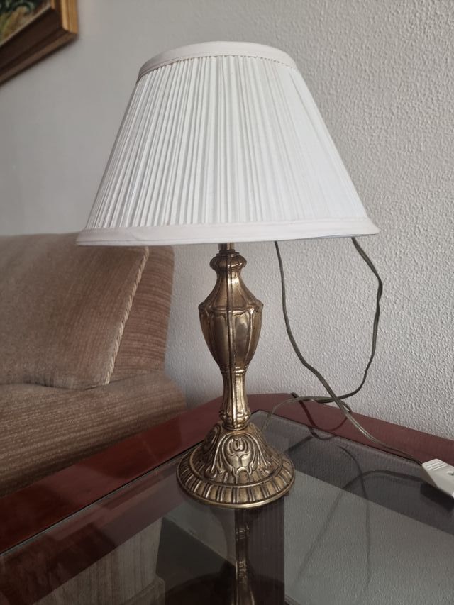 Lampada da tavolo dorata e bianca