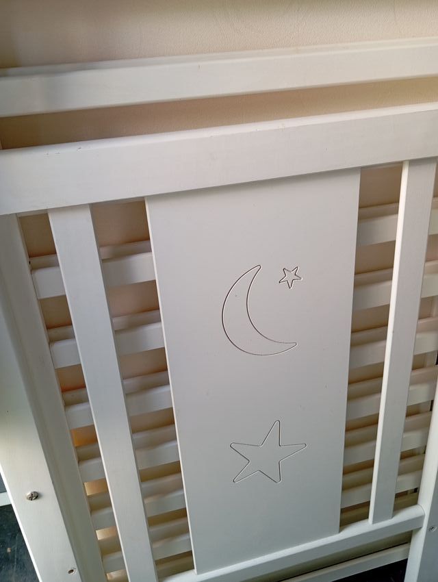 Cuna blanca con estrellas y luna