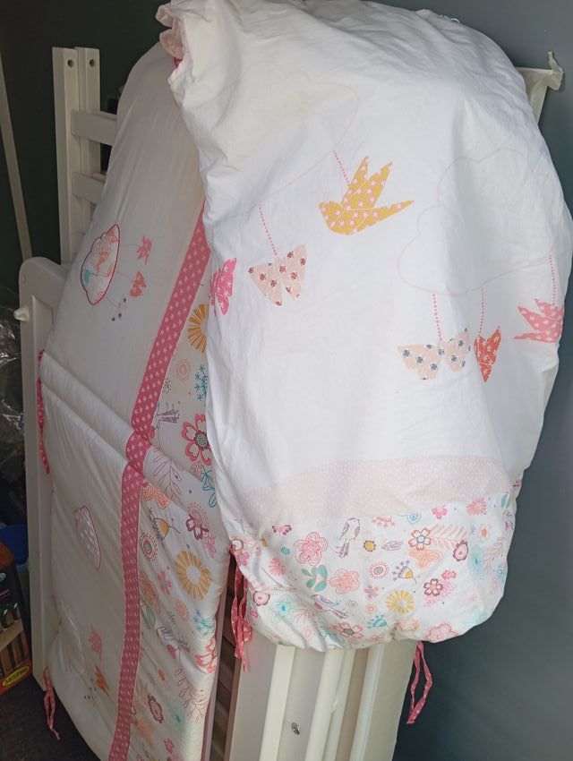 Cuna blanca con estrellas y luna