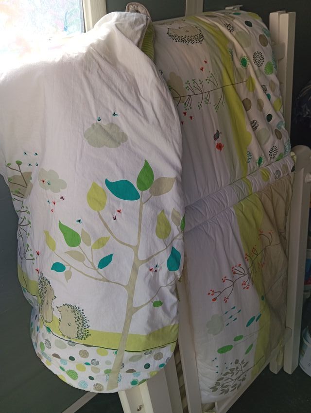 Cuna blanca con estrellas y luna