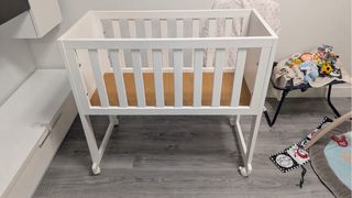 Minicuna blanca con ruedas